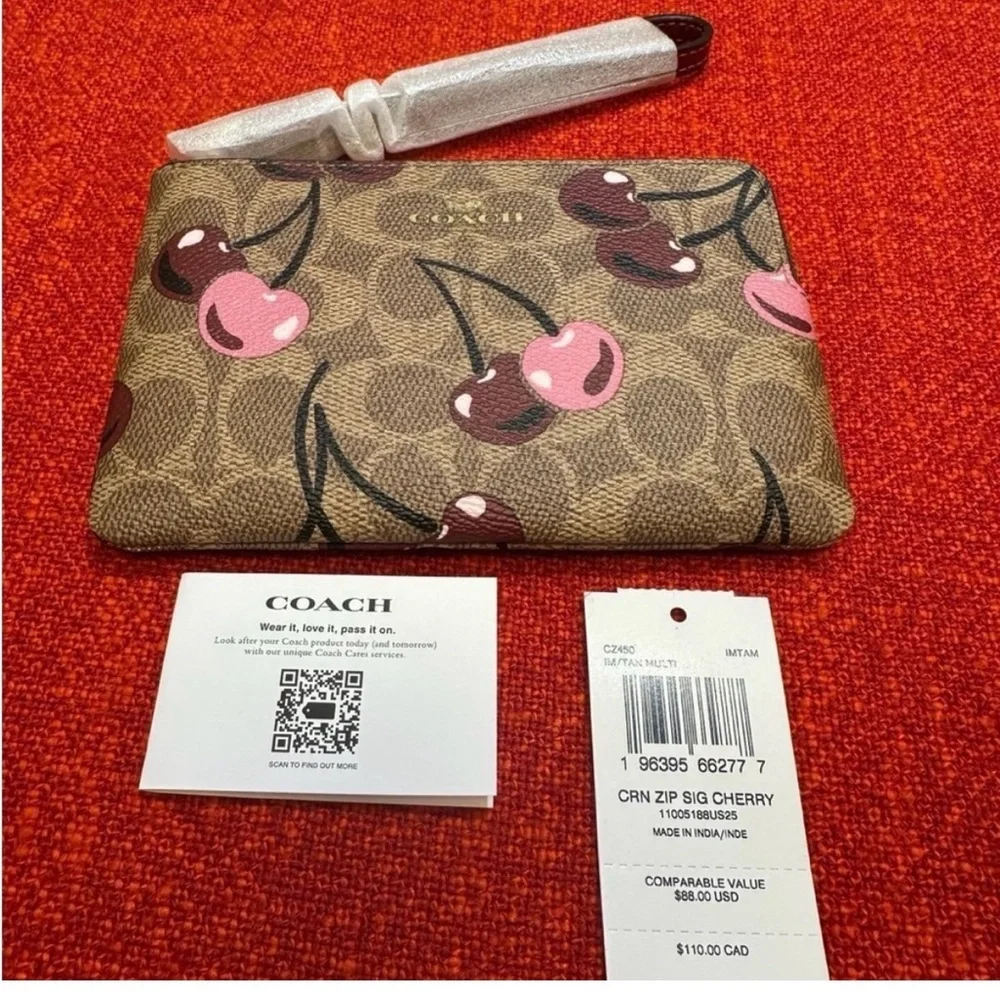 ❤️❤️❤️Coach Wallet/wristlet with cherry print CZ450❤️❤️❤️